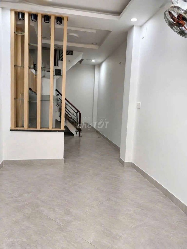 Nice new house, District 3-- car alley-- 3 bedrooms-- roof-- 16 million.