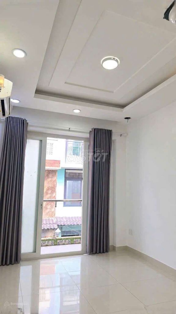 Nice new house, District 3-- car alley-- 3 bedrooms-- roof-- 16 million.
