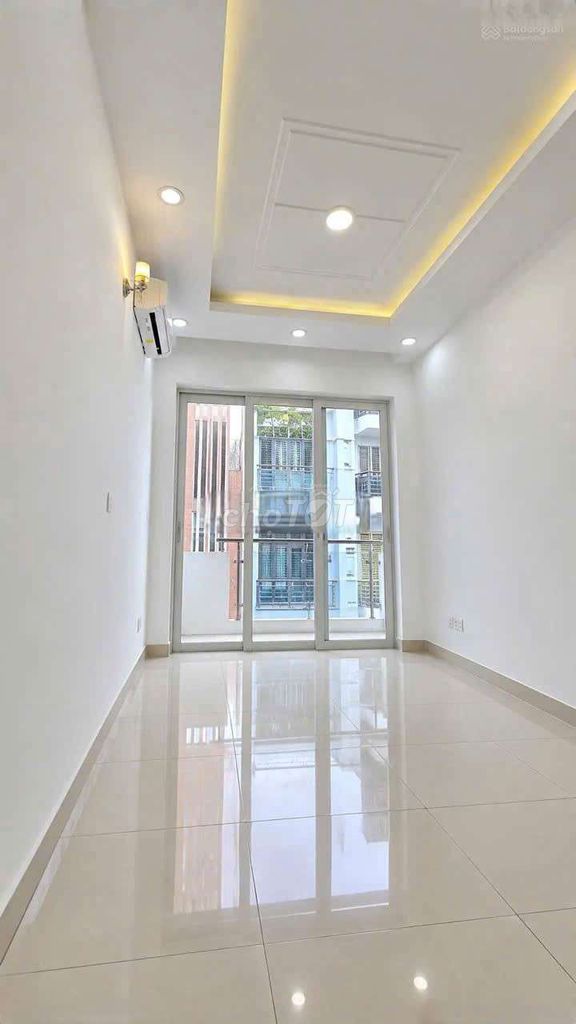 Nice new house, District 3-- car alley-- 3 bedrooms-- roof-- 16 million.