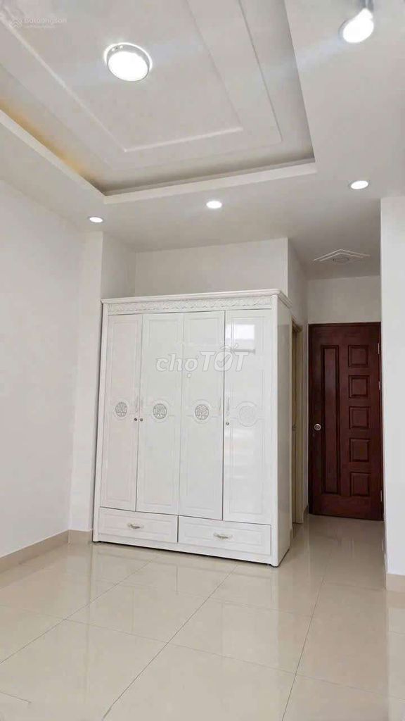 Nice new house, District 3-- car alley-- 3 bedrooms-- roof-- 16 million.