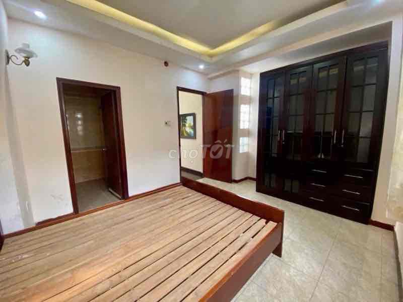 Let's rent a nice clean house in four bedrooms. 4 mx18 meters of good price.