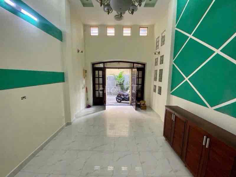 Let's rent a nice clean house in four bedrooms. 4 mx18 meters of good price.