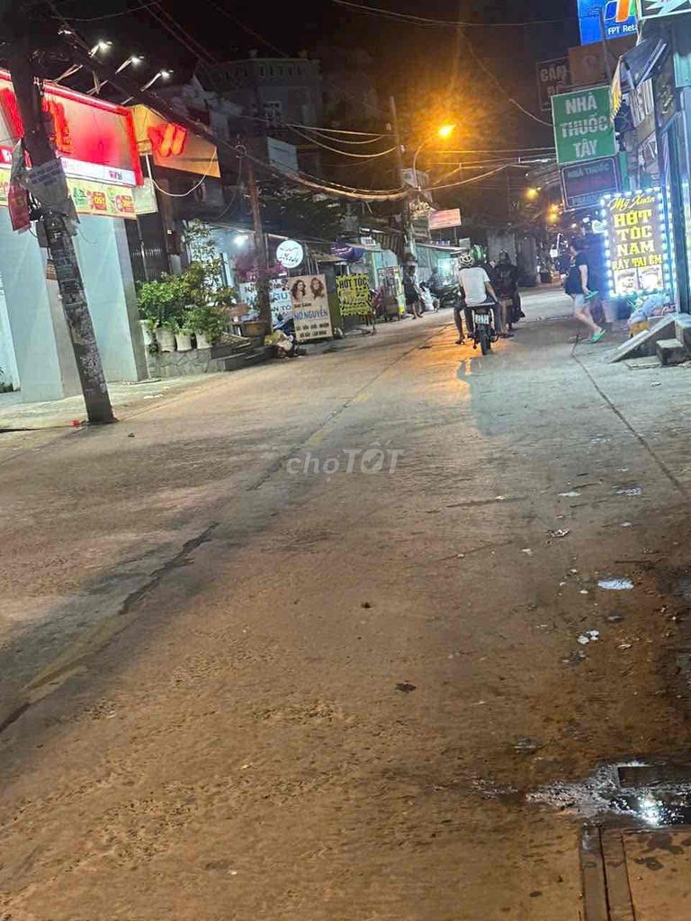 Rent a large Bùi Tư Toàn front house in business