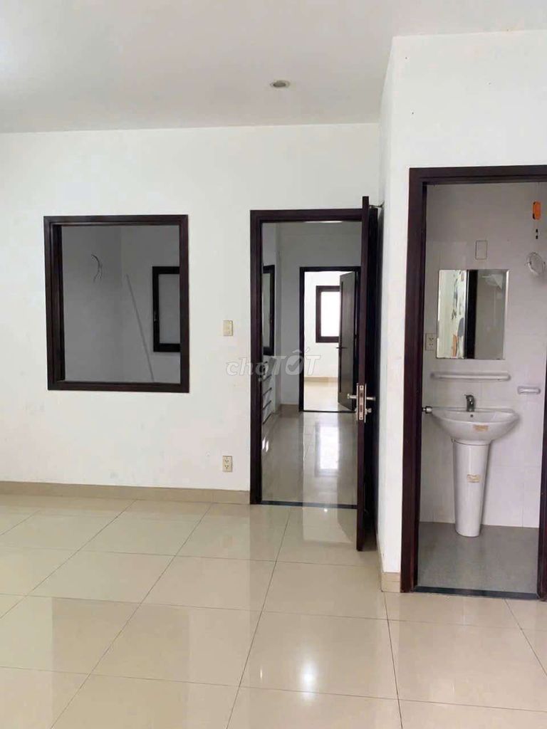 T2 airports - 6 X20 M building - more than 500 M2 - elevator - alley - 55 million a month