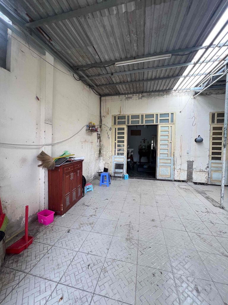 Rent a four-foot-two-foot-two-room area. A parking lot. Car near the market.