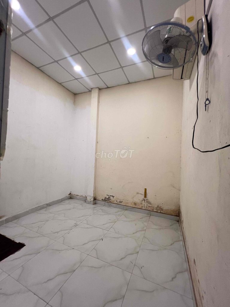 Rent a four-foot-two-foot-two-room area. A parking lot. Car near the market.