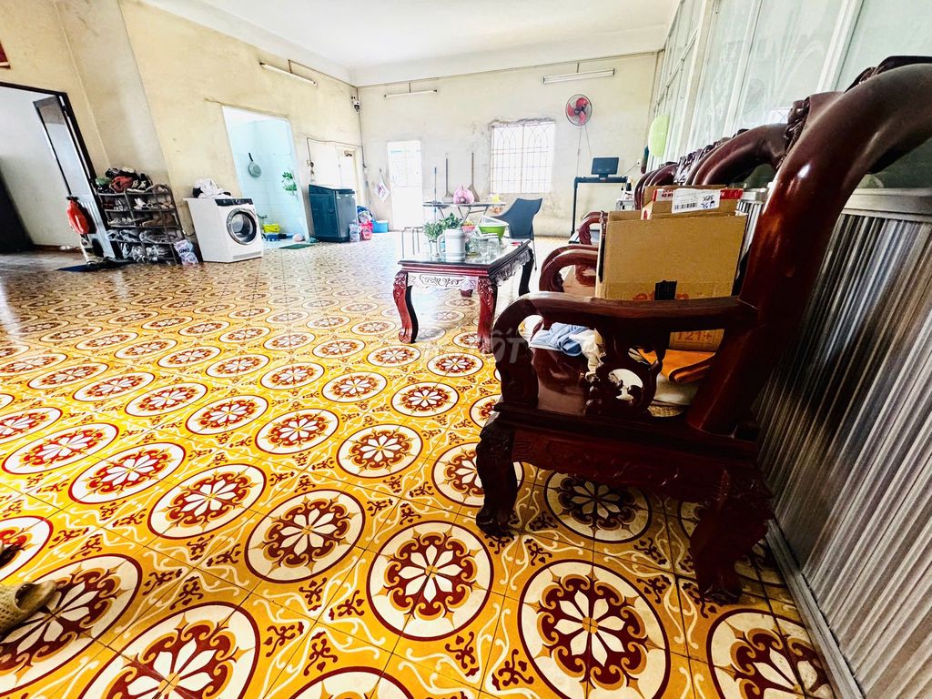 Rent a building in front of Bến Phú Lâm, 80 million strong negotiations.