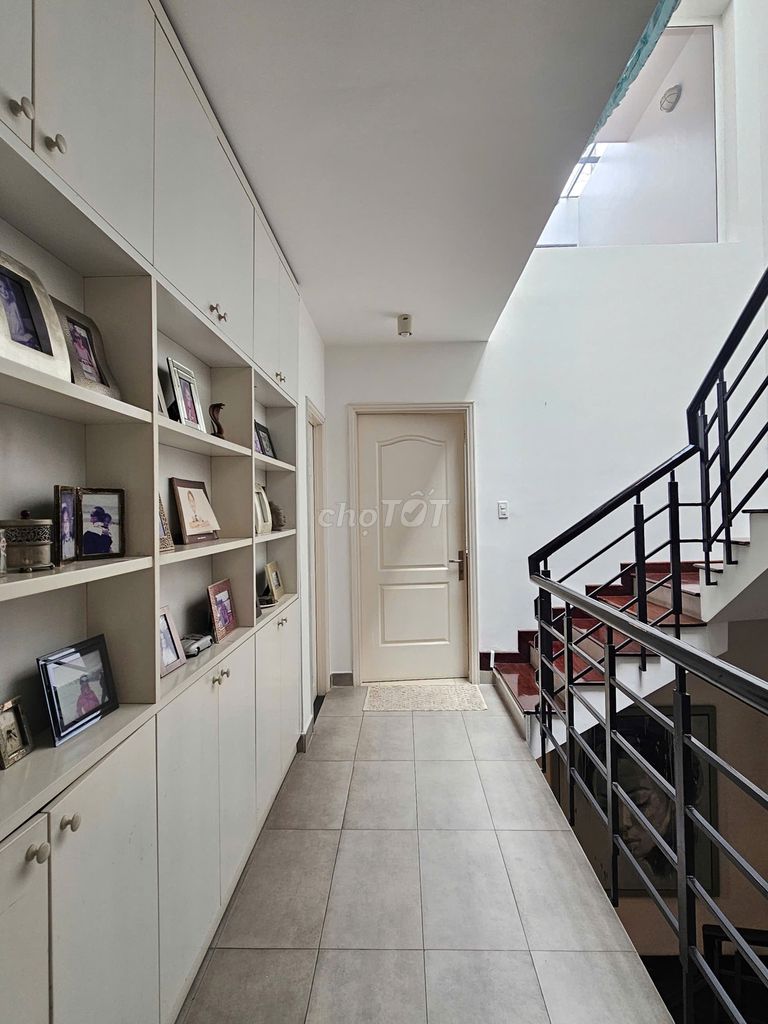 Rent a country road house for 90 million a month.
