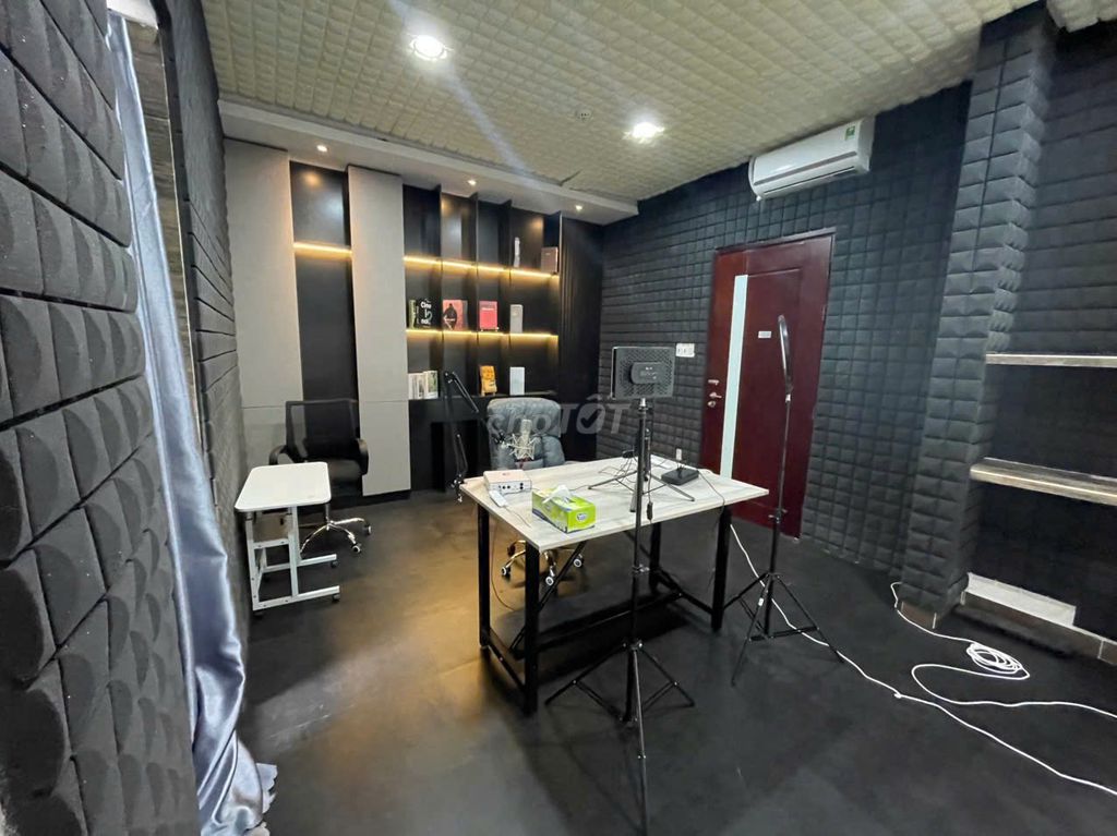 Rent the corner 87 Hoàng Trọng Mậu 770c street. He's worth 80 million nice.