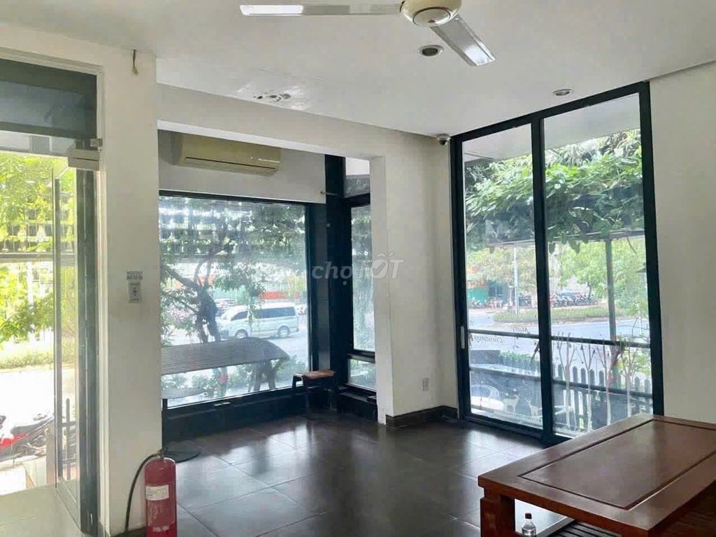 Rent the corner 87 Hoàng Trọng Mậu 770c street. He's worth 80 million nice.