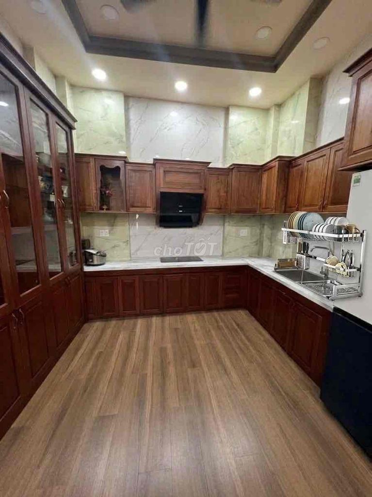Rent TRIỆU QUANG PHỤC cash houses. The elevator entered six bedrooms. Four bathrooms. Full interior.