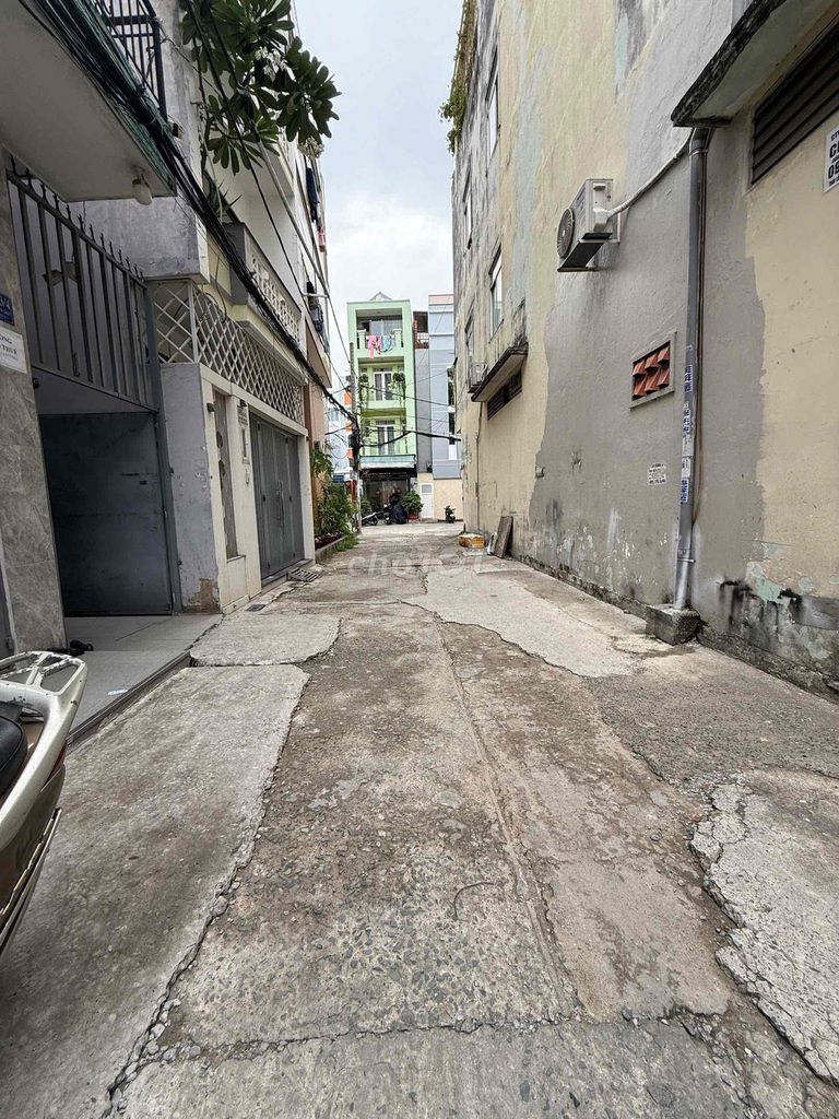 It's the owner of the rental house - 505 Tân Kỳ Tân Quý car alley