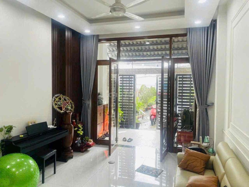 3rd floor 4th bedroom 5 toilets (4 16 meters) - car alley parked in front of the house