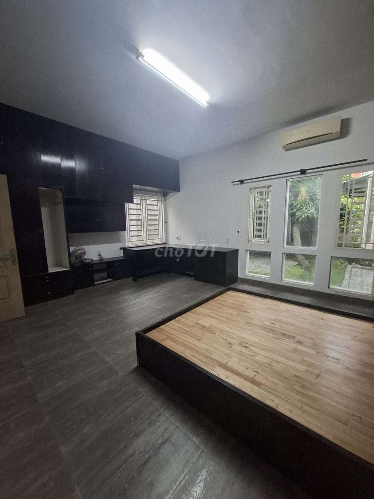 Rent a ngã tư ga 200 meters 15 million.