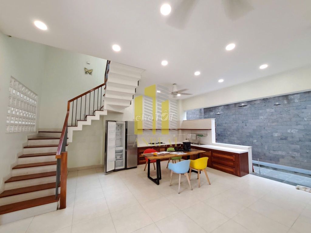Renting the modern An Phú villa - 39 million worth of furniture.