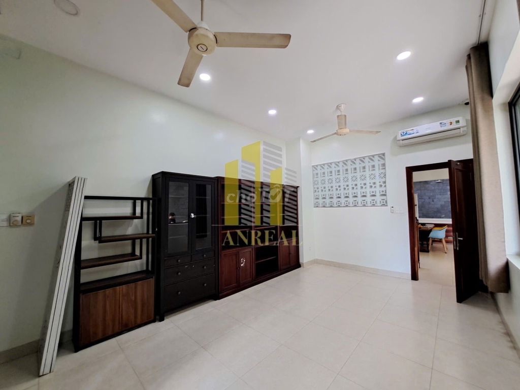 Renting the modern An Phú villa - 39 million worth of furniture.