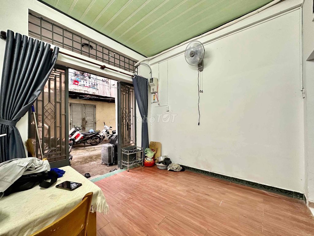 Rent the entire three bedrooms - 1 toilet at the seven-center-size-a-cube.