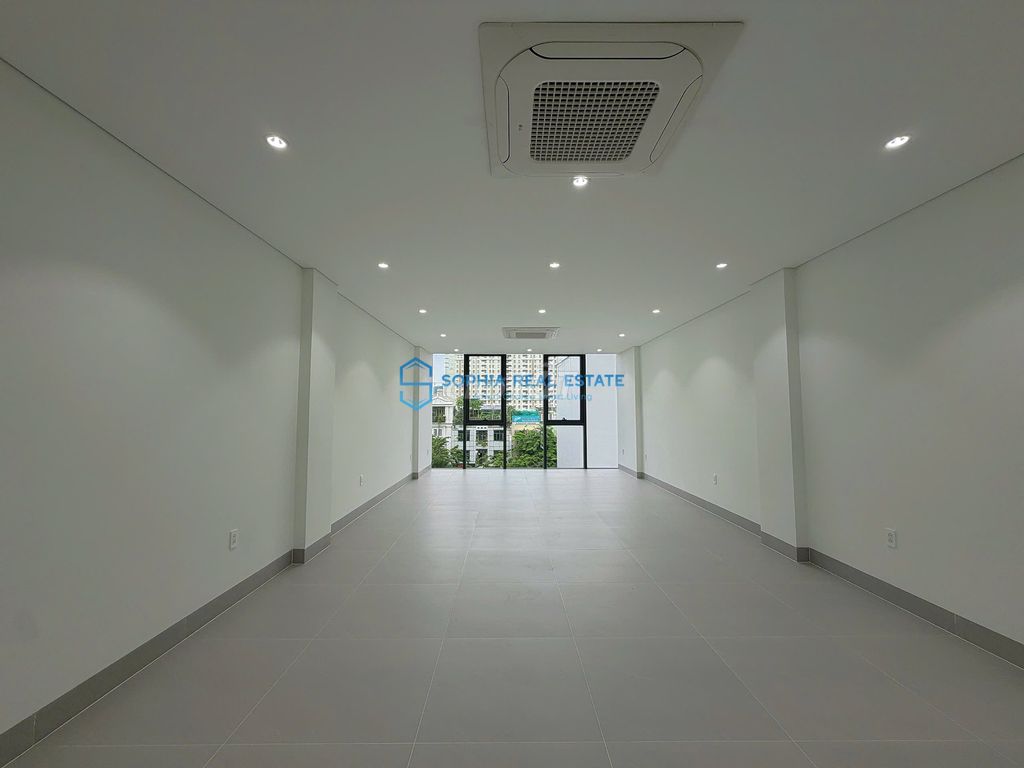 Stret!! It's 5 x 20 meters. 4 floors clear.