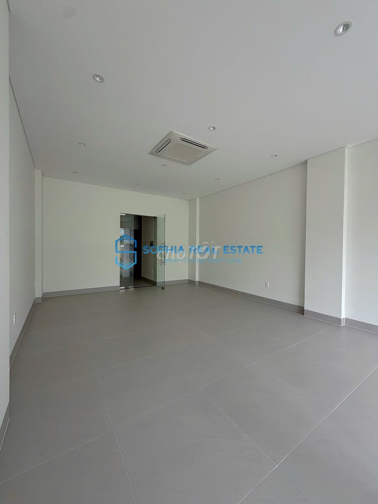 Stret!! It's 5 x 20 meters. 4 floors clear.