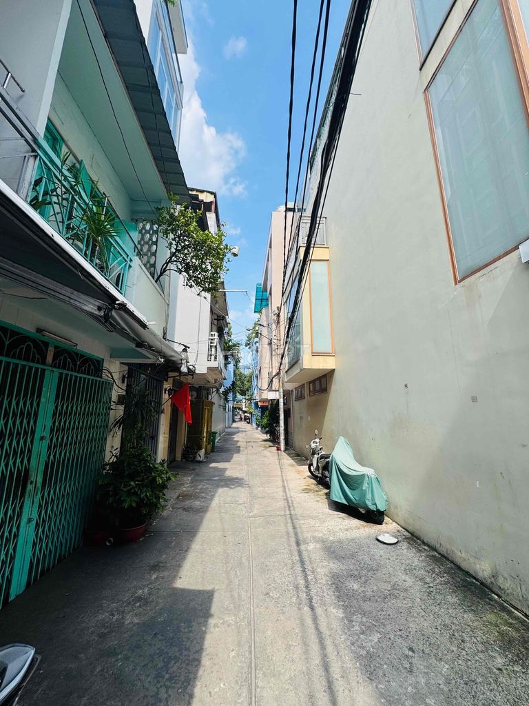 The owner needs to rent an alley house downtown in District 5.