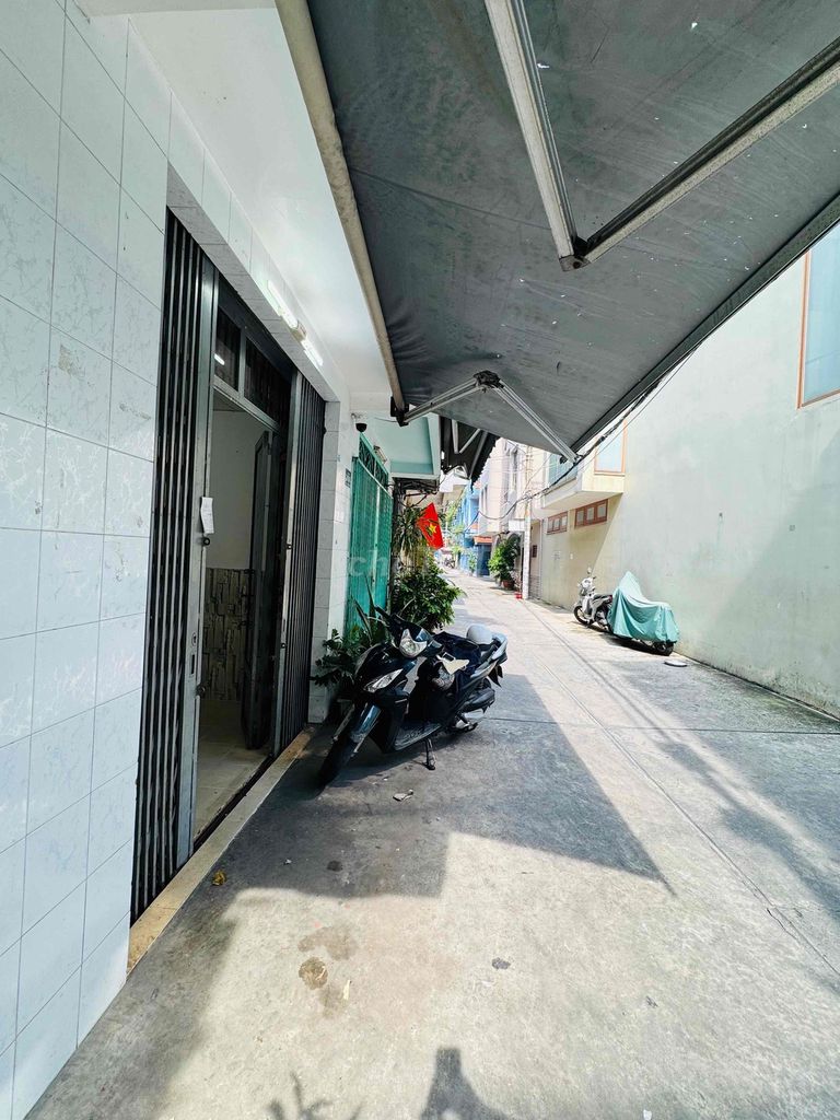 The owner needs to rent an alley house downtown in District 5.
