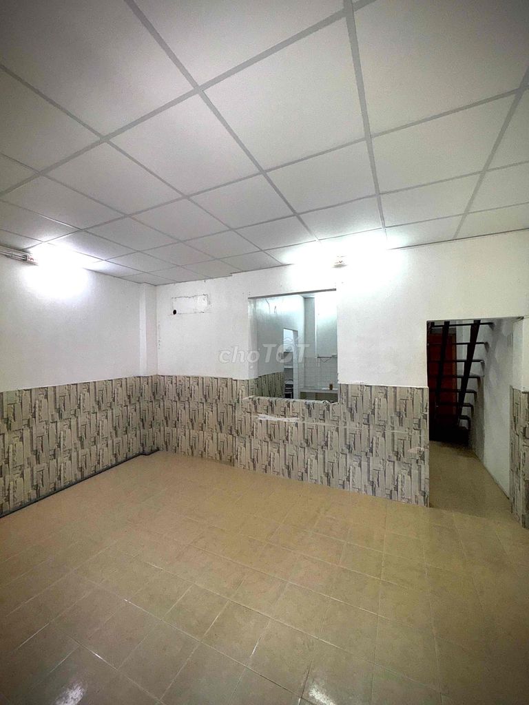The owner needs to rent an alley house downtown in District 5.