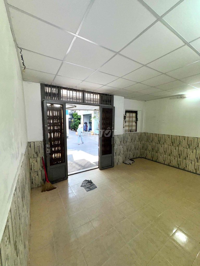 The owner needs to rent an alley house downtown in District 5.