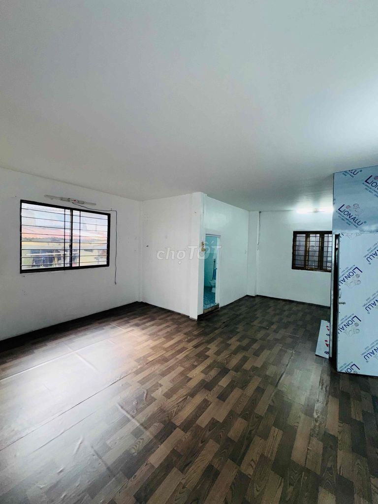 The owner needs to rent an alley house downtown in District 5.