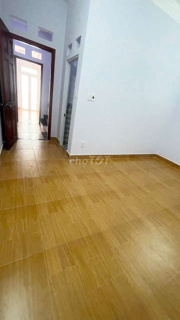 - Four stories. - Four bedrooms. Five toilets.