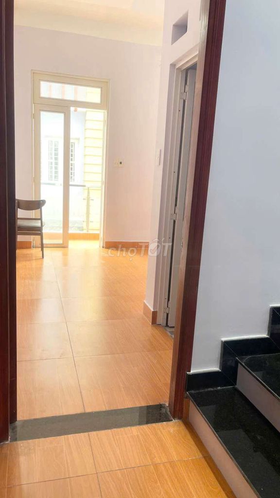 - Four stories. - Four bedrooms. Five toilets.