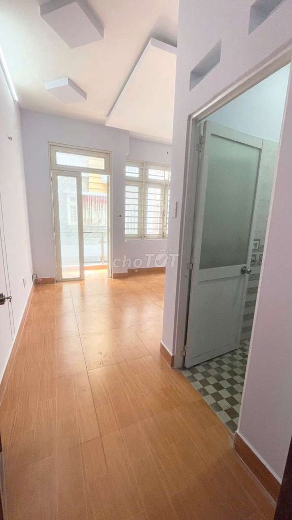 - Four stories. - Four bedrooms. Five toilets.