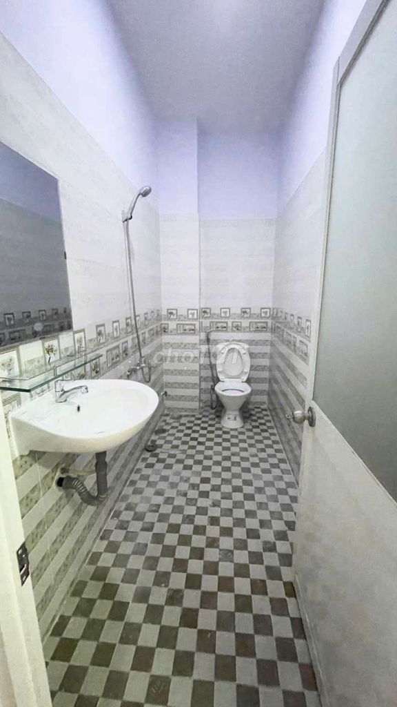 - Four stories. - Four bedrooms. Five toilets.