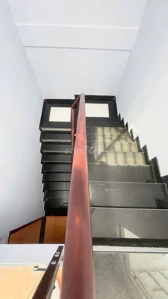 - Four stories. - Four bedrooms. Five toilets.