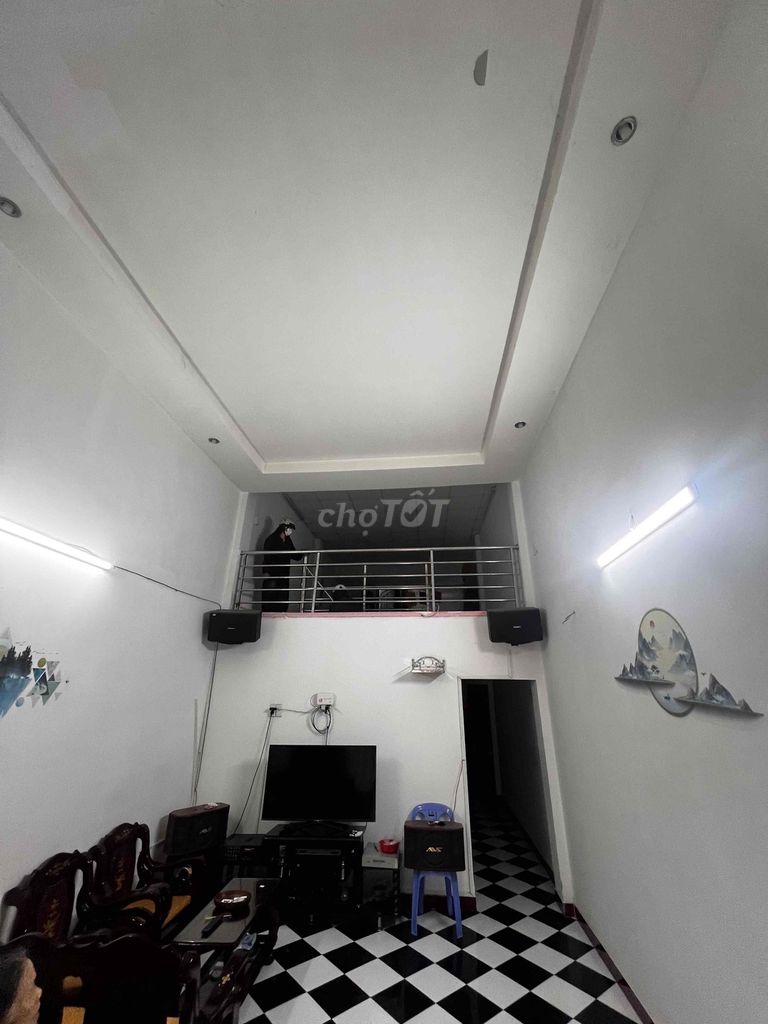 Rent a Dht 06. 4 x 16 meters. Oh, my God. A bedroom. A toilet. It's 5.5 million.