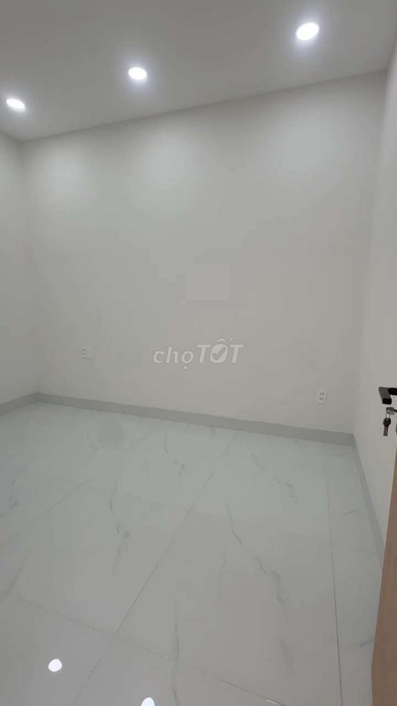 We'll rent a new house 100 percent of the area with two bedrooms. Car park, security area.