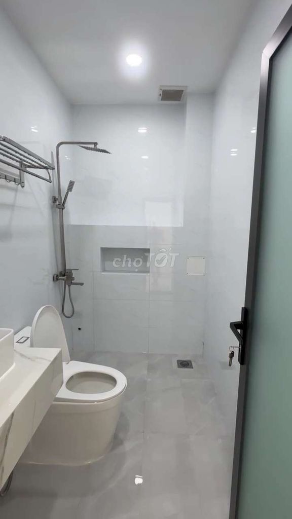 We'll rent a new house 100 percent of the area with two bedrooms. Car park, security area.