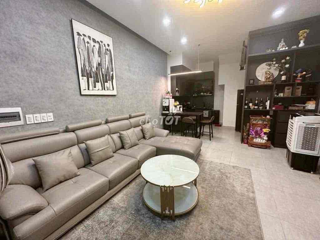 The alleyhouse is 8 meters out of Dương Quảng Hàm.