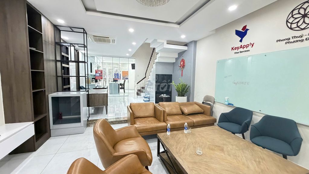 Rent a three-way số 18, he's blue, District 7-- 4-story vault-- 55 million.