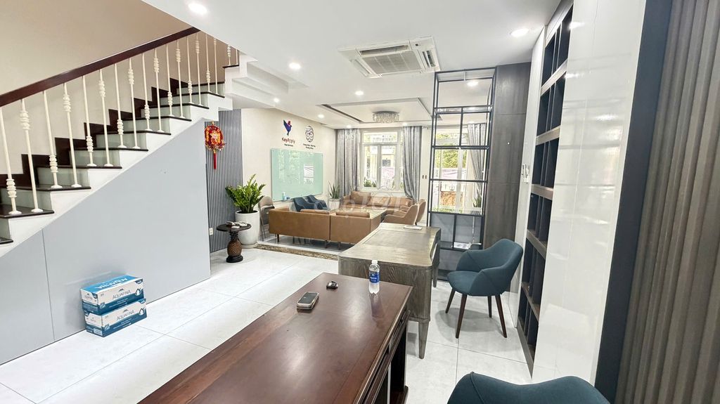Rent a three-way số 18, he's blue, District 7-- 4-story vault-- 55 million.
