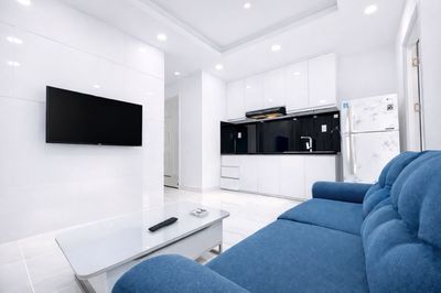 The apartment is a Parks Room in the Market. Mrs. Zhuo Long understands.