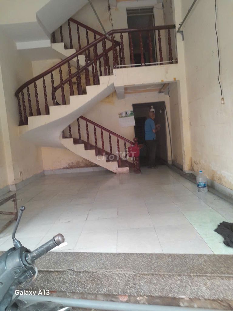 Rent a Phạm Văn Bạch front house-- 3 floors for 19 million a month.