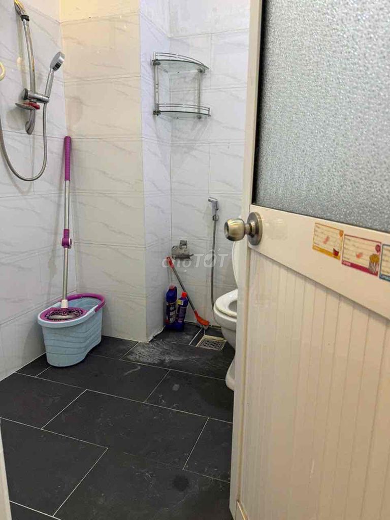 The original house. The real picture and video are 100 percent. Two main bedrooms. A spare bedroom. Three toilets.