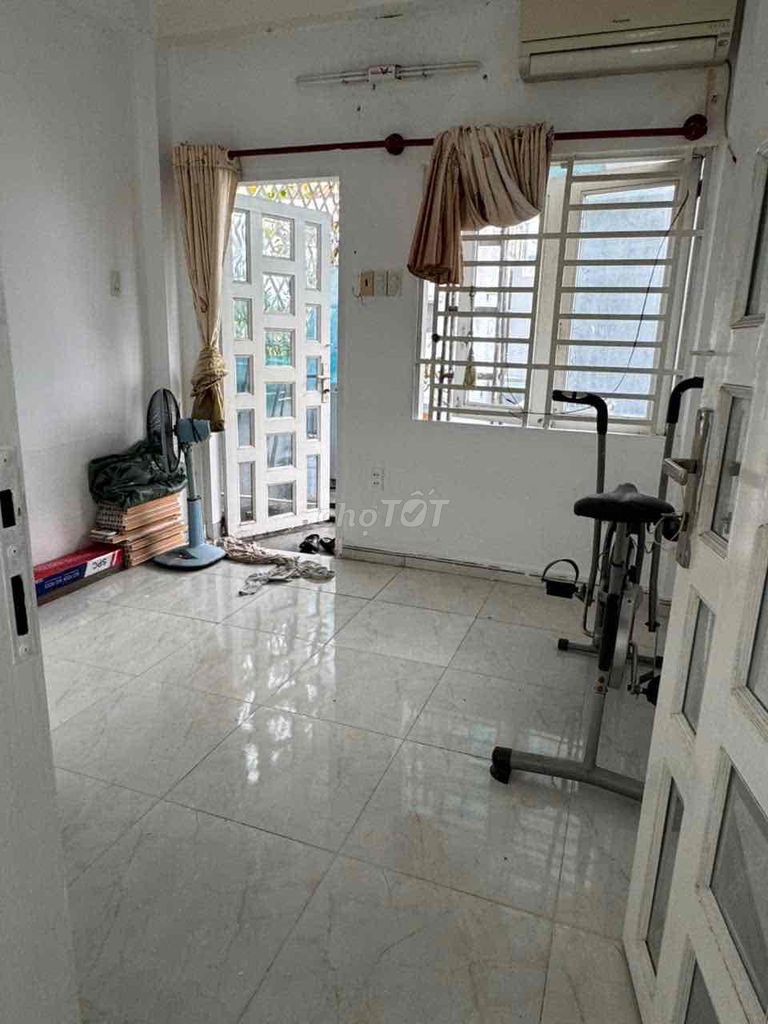 The original house. The real picture and video are 100 percent. Two main bedrooms. A spare bedroom. Three toilets.