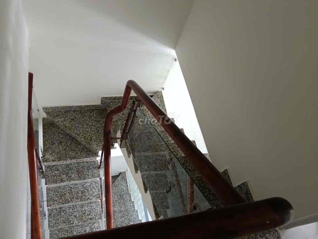 The house is empty, the owner must rent the original house