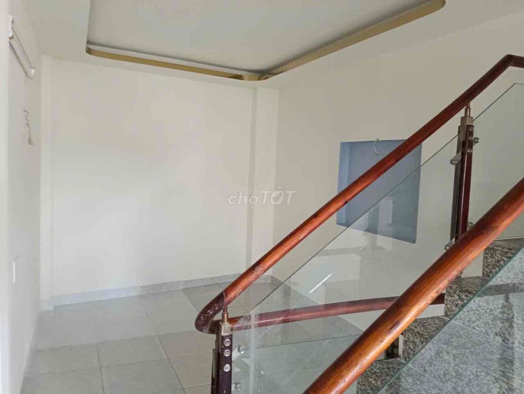 The house is empty, the owner must rent the original house
