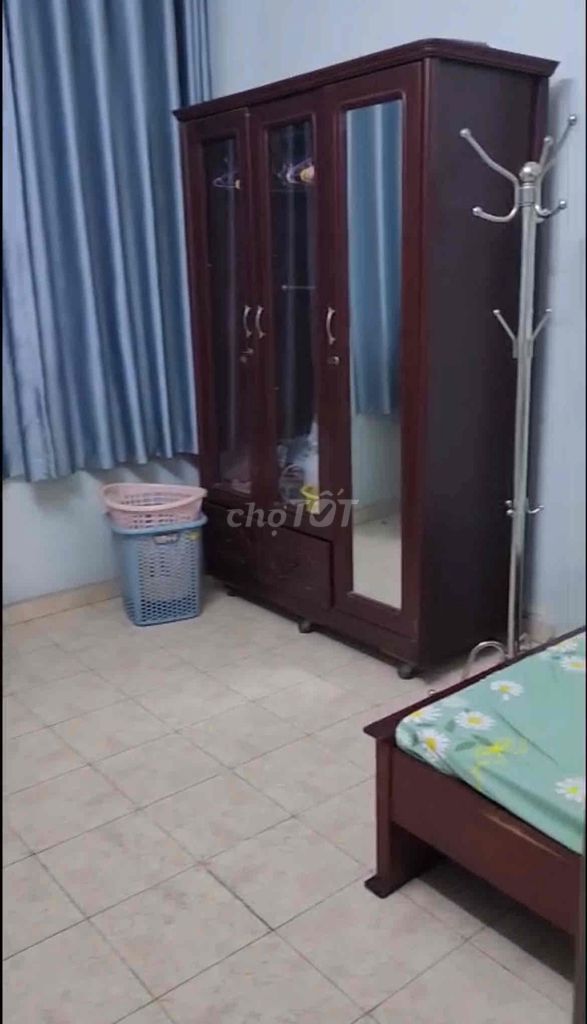 Rent a house 50 meters away. Three bedrooms, 12 million a month.
