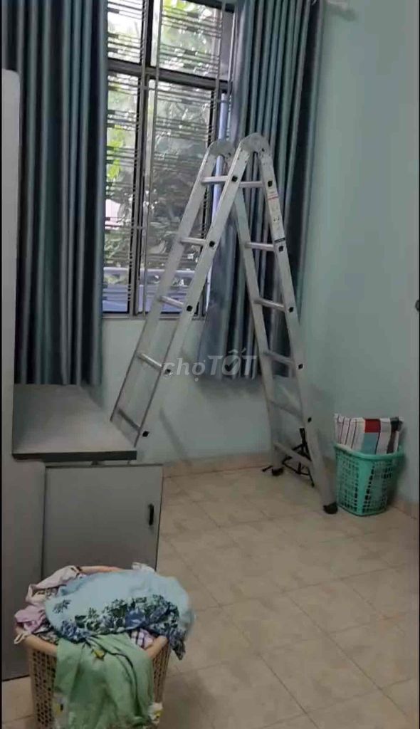 Rent a house 50 meters away. Three bedrooms, 12 million a month.
