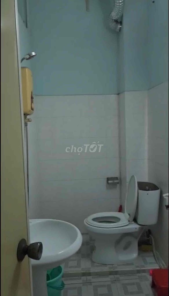 Rent a house 50 meters away. Three bedrooms, 12 million a month.