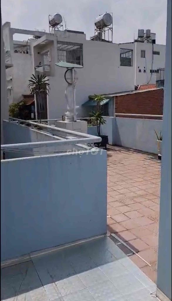 Rent a house 50 meters away. Three bedrooms, 12 million a month.