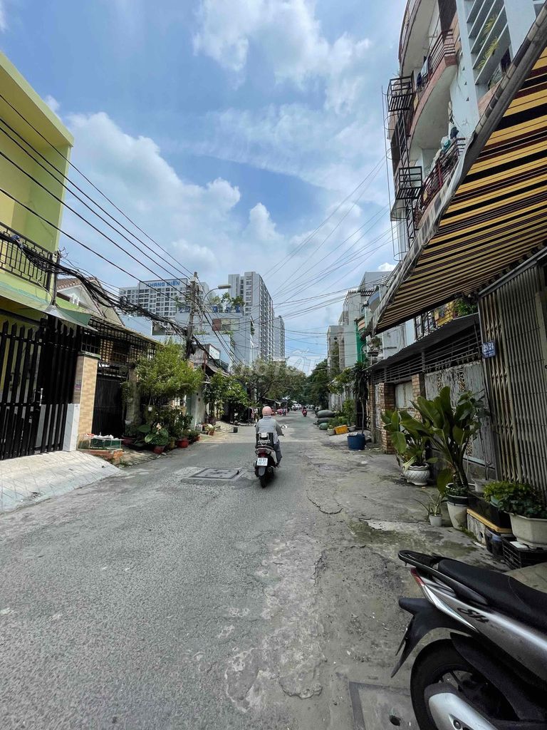 The alleyhouse, Nguyễn Hới, 7.6 x 20 meters, one floor, near the Royal Li.